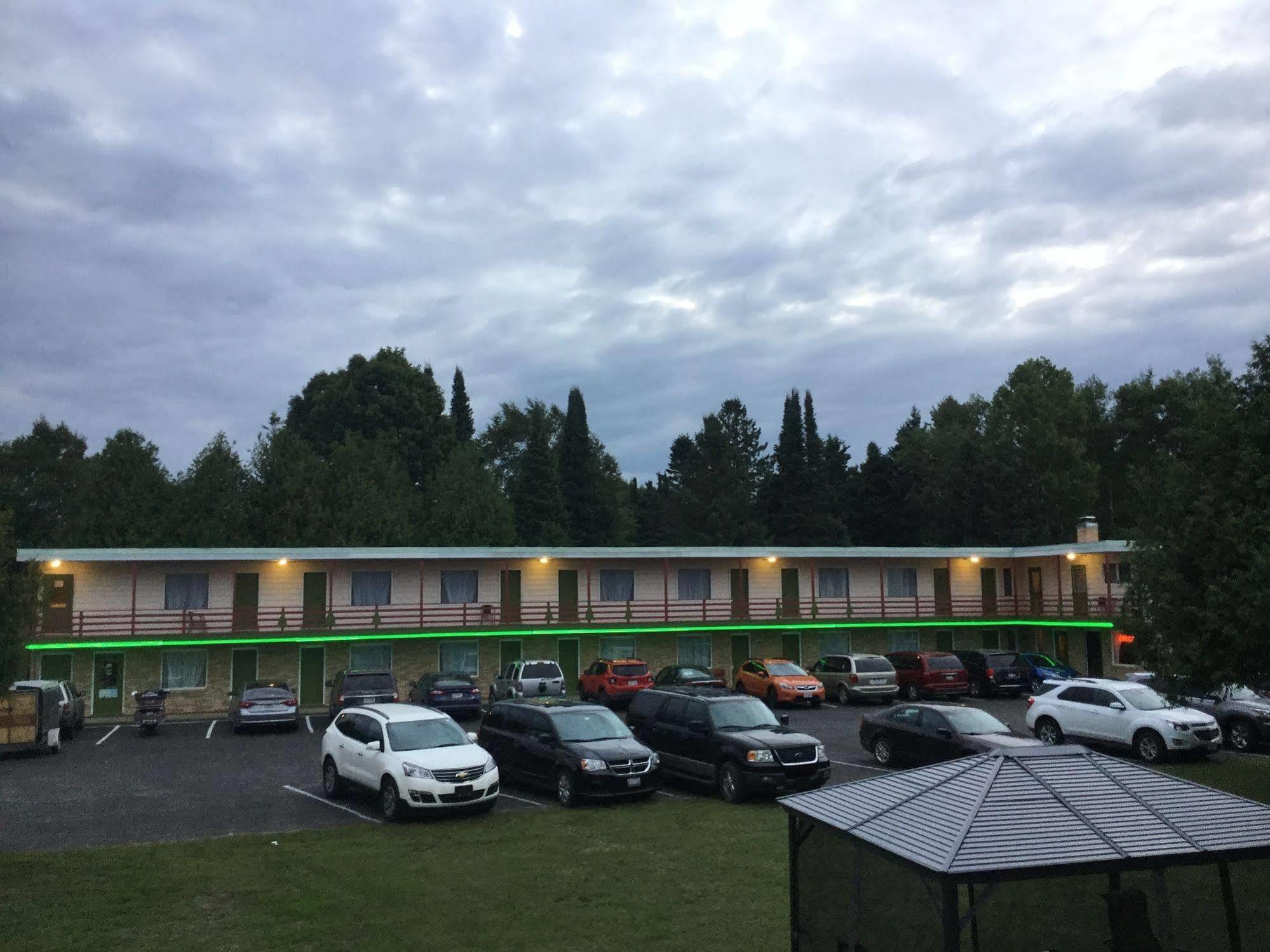 Cedars Motel Ironwood Eksteriør bilde